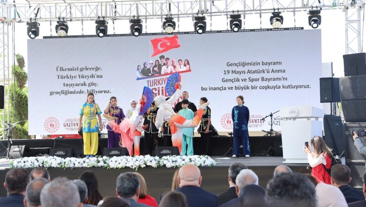 Öğreten Adımlar Halk Oyunları Topluluğu’ndan zeybek gösterisi