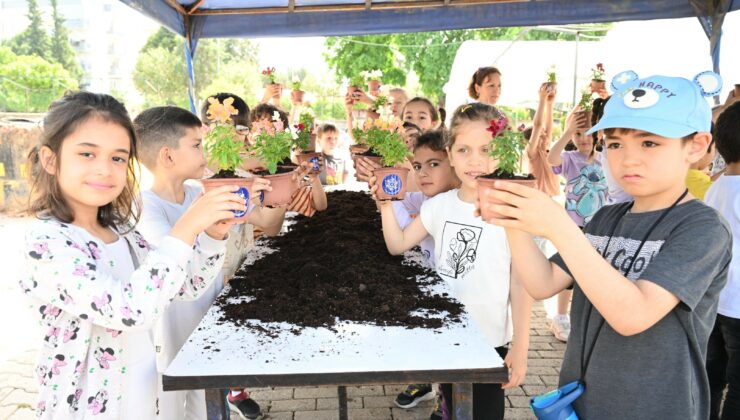 Çocuklar, Anneler Günü kapsamında çiçek dikti