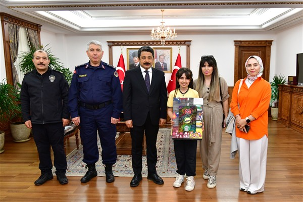 Vali Demiryürek, yarışmalarda dereye giren öğrencilere ödüllerini verdi