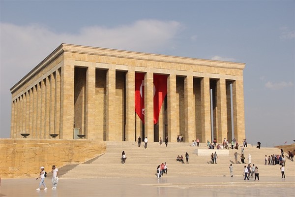 Bakan Bak, gençlerle birlikte Anıtkabir’i ziyaret etti