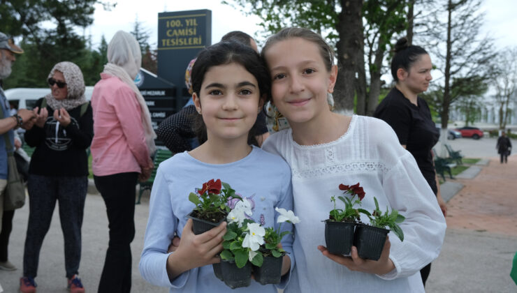 Eskişehir Büyükşehir Belediyesi, mezarlık girişinde çiçek dağıttı