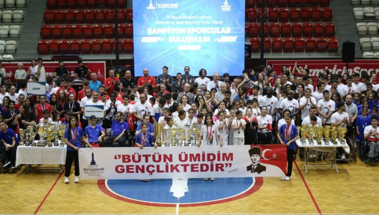 Celal Atik Spor Salonu’nda gençlik buluşması