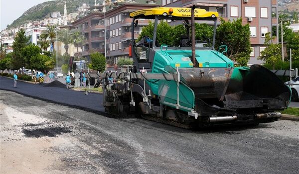 Alanya Belediyesi’nden asfalt serim çalışması