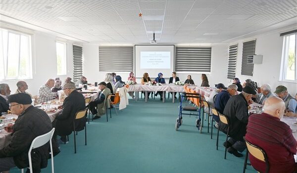 Karaman huzurevindeki annelerin Anneler Günü kutlandı