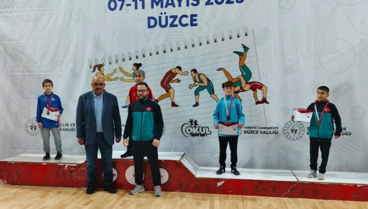 Karamanlı güreşçiler Türkiye Şampiyonası’ndan dereceyle döndü