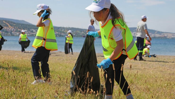 Aliağa’da öğrencilerle kıyı temizliği ve geri dönüşüm eğitimi