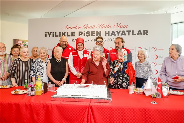 Genel Başkan ve ünlü şeflerden huzurevi annelerine ziyaret
