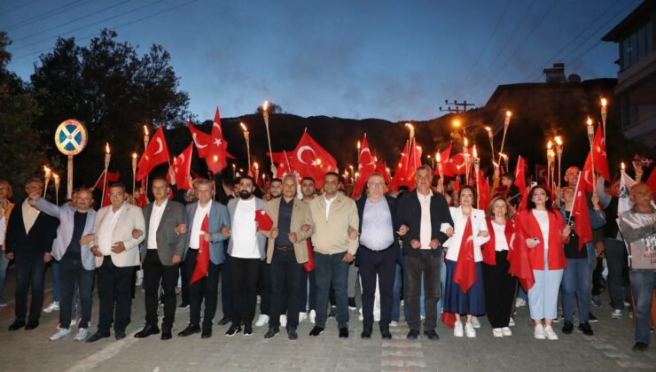 Edremit’te vatandaşlar 19 Mayıs kutlamalarına katıldı