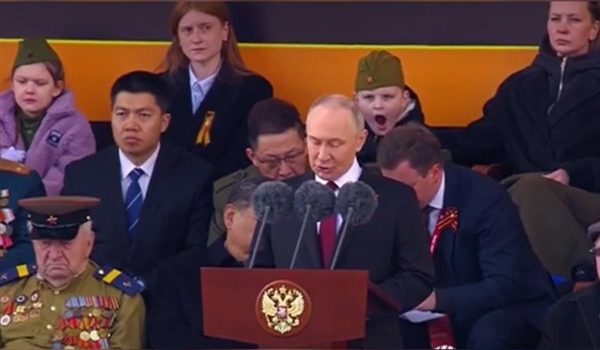 Putin geçit töreni katılımcılarını Zaferin 80. yıl dönümü nedeniyle kutladı