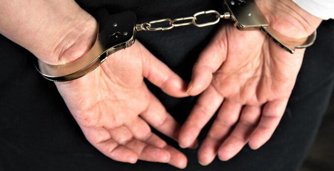 İzmir’de silahlı suç örgütüne operasyon: 6 gözaltı