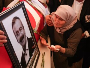 Sırrı Süreyya Önder’in annesi tabuta sarılıp ağıt yaktı