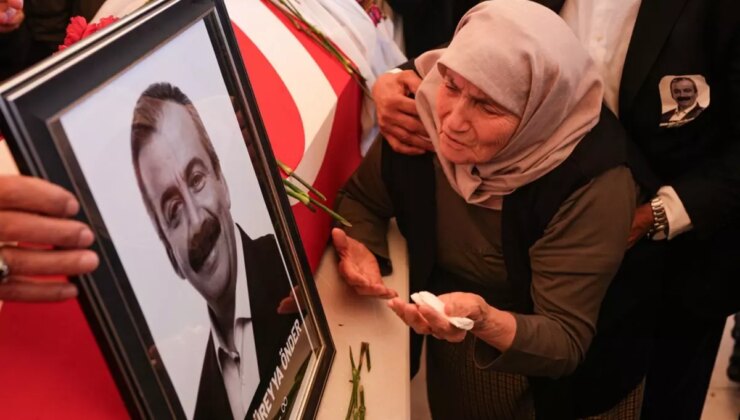 Sırrı Süreyya Önder’in annesi tabuta sarılıp ağıt yaktı