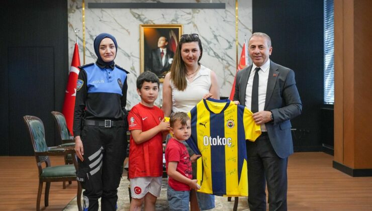 Emniyet Müdürü’nden şehit oğluna imzalı Fenerbahçe forması sürprizi