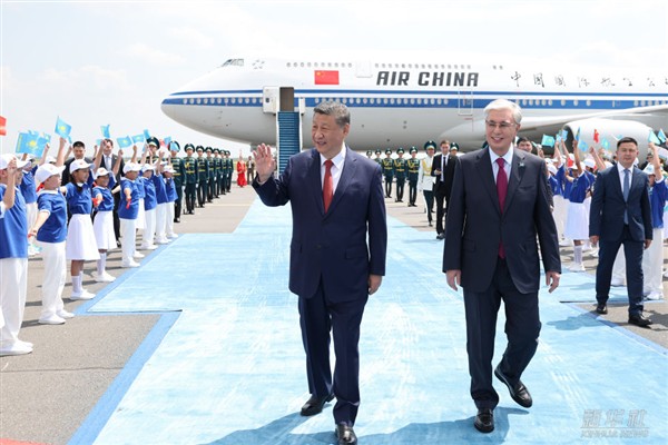 Xi, Kazakistan Cumhurbaşkanı Tokayev tarafından havalimanında karşılandı