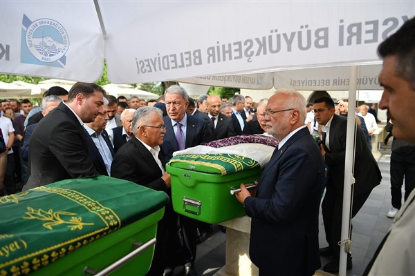 Başkan Büyükkılıç, yengesi Naciye Büyükkılıç’ın cenazesine katıldı