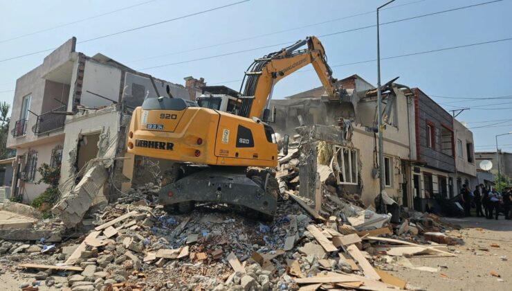 Osmangazi’de iki katlı kaçak bina yıkıldı