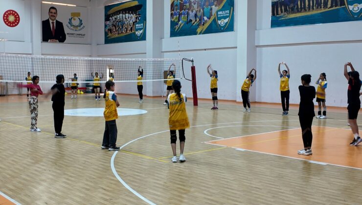 Haliliye Belediyesi’nden gençlere yönelik voleybol kursu