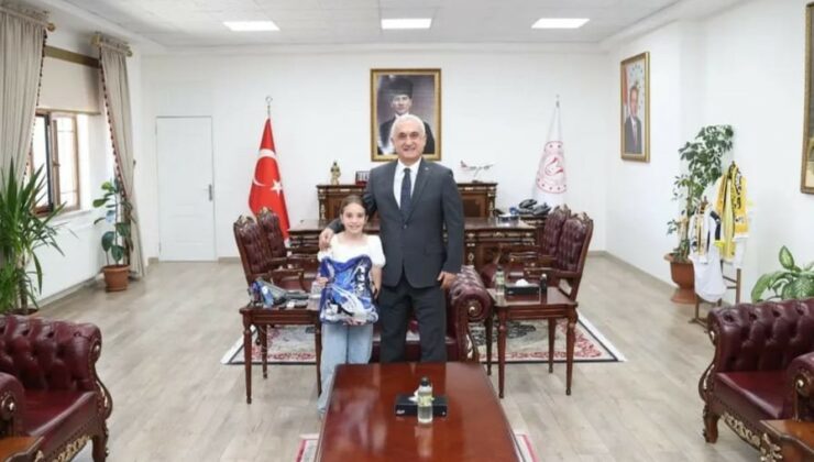 Sırbistan’daki Badminton Şampiyonası’nda ilk 8’e kalan Alarslan’dan Vali Çakır’a ziyaret