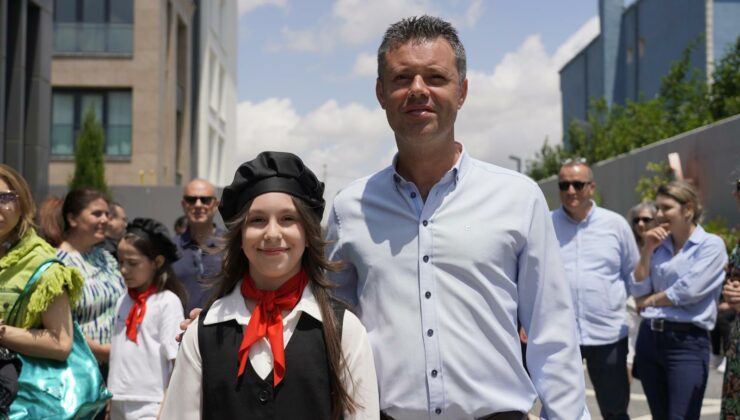 Başkan Sarıkurt, Nira Sanat Akademisi sergisinin açılış törenine katıldı