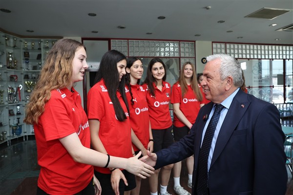 Başkan Özdemir, U16 Kız Milli Voleybol Takımı ile bir araya geldi