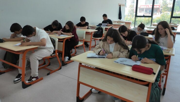 Çayırova Belediyesi’nin bilgi evlerindeki öğrenciler, LGS’ye hazırlanıyor