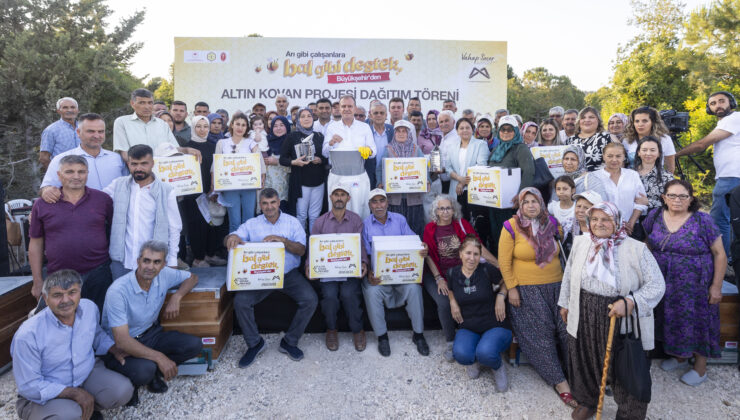 Başkan Seçer, Altın Kovan Projesi Dağıtım Töreni’ne katıldı
