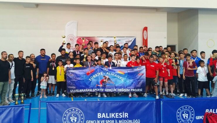 Balıkesir Büyükşehir Belediyesi’nden güreş branşından madalya