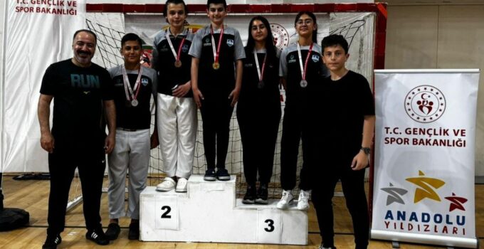 Çayırova Belediyesi Eğitim Spor Kulübü’ne iki kupa ve altı madalya