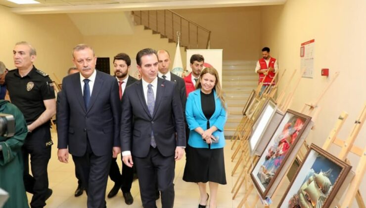 Karakaya, “Gülümsemem Olur Musun?” projesi nedeniyle açılan el sanatları sergisini gezdi
