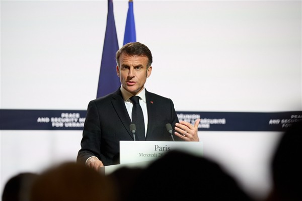 Macron: 15 yaş altı çocuklar için sosyal medyayı yasaklıyorum