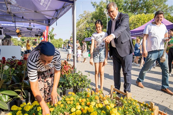 Başkan Tugay, İzmir Balkon ve Bahçe Bitkileri Festivali’ne katıldı