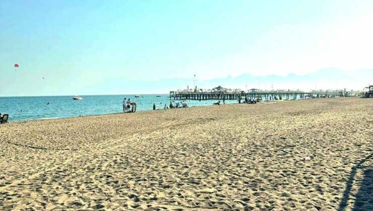 Antalya Aksu’da sahil temizliği çalışmaları sürüyor