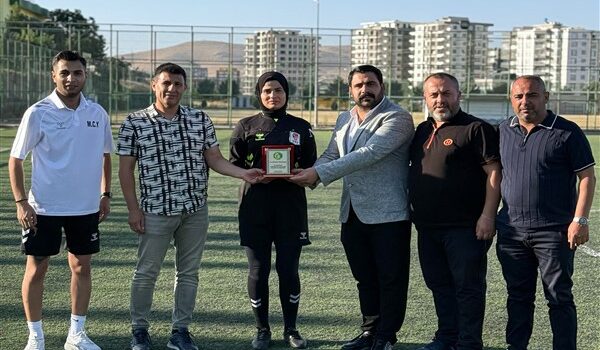 Şanlıurfaspor’dan kadın hakemlere teşekkür plaketi