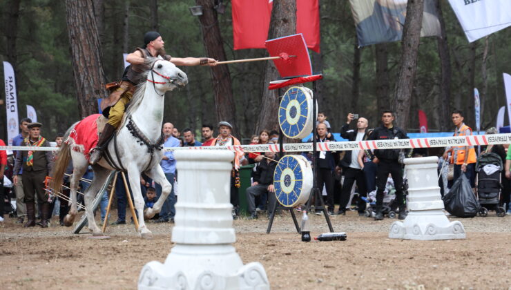 4. Uluslararası Antalya Yörük Türkmen Festivali’nde atlı akrobasi
