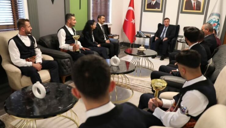 Erzincan Valisi Aydoğdu’dan halk oyunları ekibine tebrik