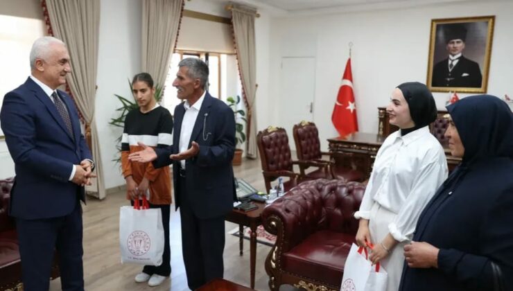 YKS sınavına giren Çimen Gülen’den Vali Çakır’a ziyaret