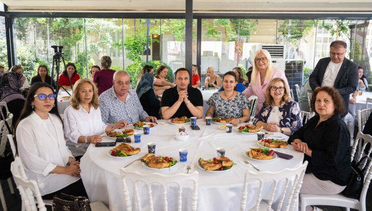 Bornova’da yeni üyelere parti rozetleri takıldı