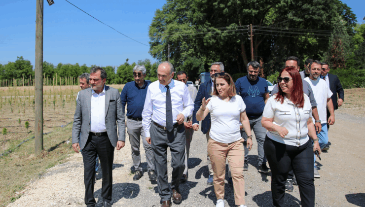 Düzce Belediye Başkanı Dr. Faruk Özlü Tarım Akademisi’nde ilk ata tohumunu dikti