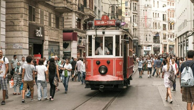 İstanbul’da kamusal alanda yüksek sesle müzik dinleyenlere para cezası