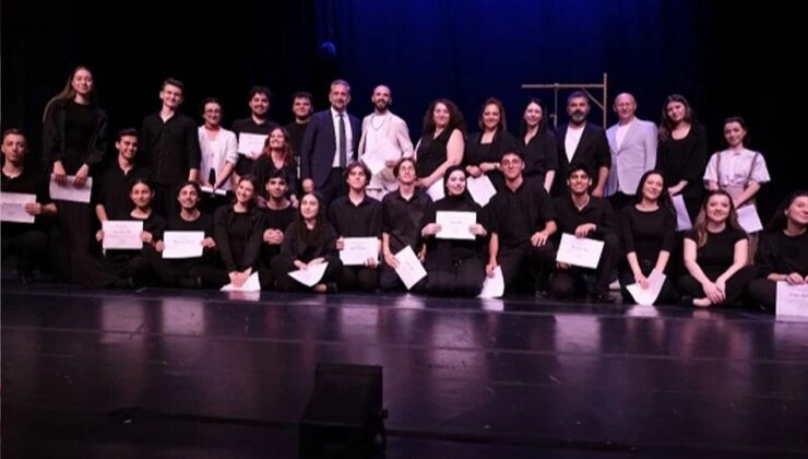 Bursa Devlet Tiyatrosu’nun kursiyerleri sahnede mezun oldu