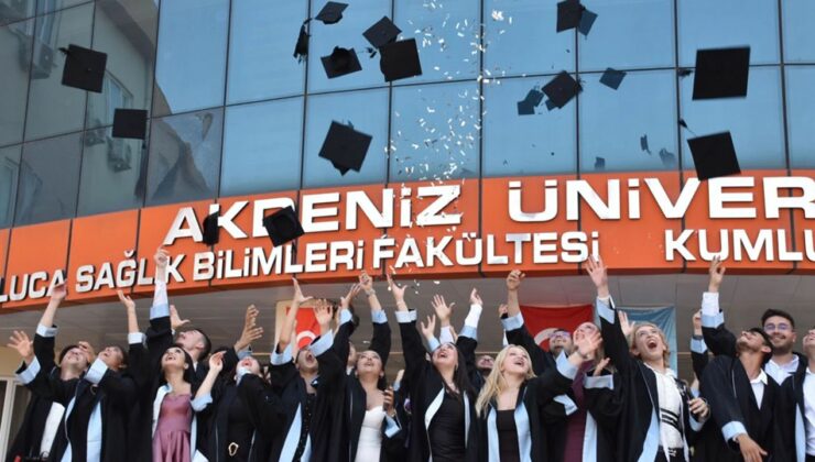 Akdeniz Üniversitesi Kumluca MYO’da mezuniyet coşkusu