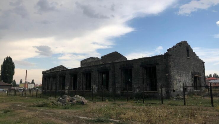 Tarihi Süt Fabrikası kaderine terk edildi: Mahalle sakinleri yetkililerden yardım bekliyor