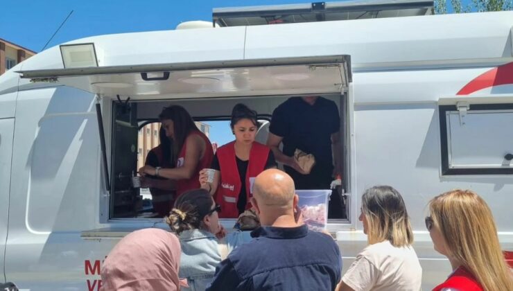 Kars Kızılay Şubesi, YKS heyecanı yaşayan gençlere moral desteği verdi