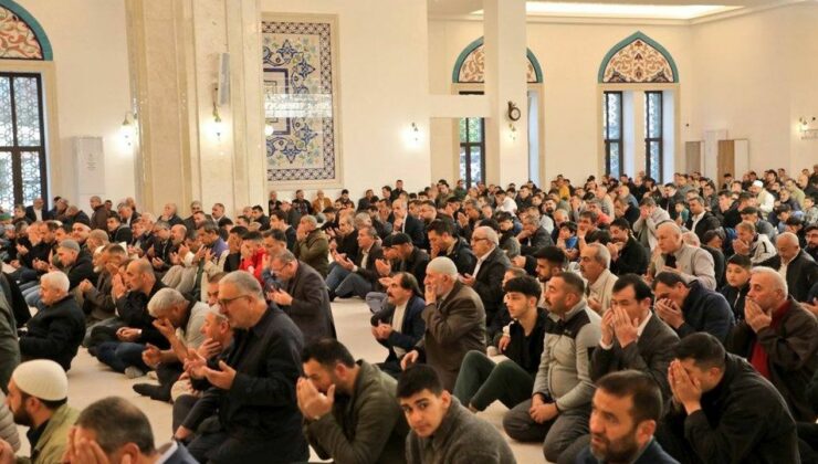 Kars’ta Bayram namazında vatandaşlar camilere akın etti