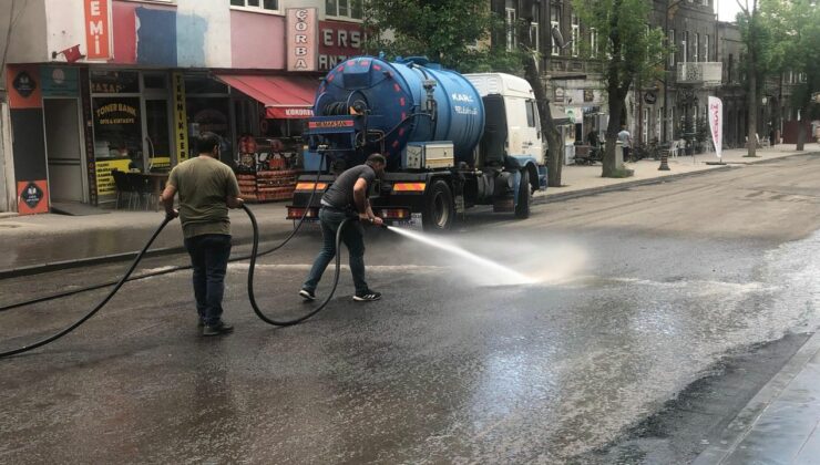 Kars’ta cadde ve sokaklar yüzey temizleyiciyle yıkanıyor