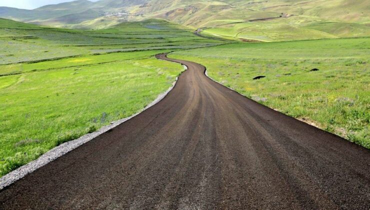 Kars Valisi Ziya Polat, Kağızman’daki yol çalışmasında; “Yol, medeniyettir” dedi