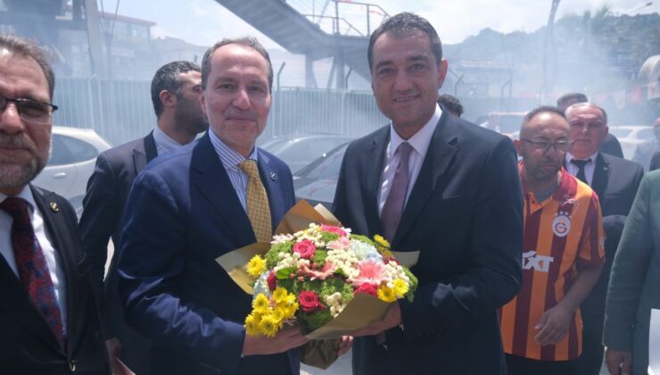 Fuat Köse Giresun’a Gelen Dr. Fatih Erbakan’ı Çiçekle Karşıladı