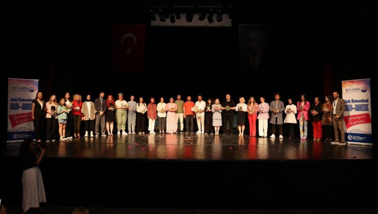KO-MEK kursiyerlerine sahnede tam not