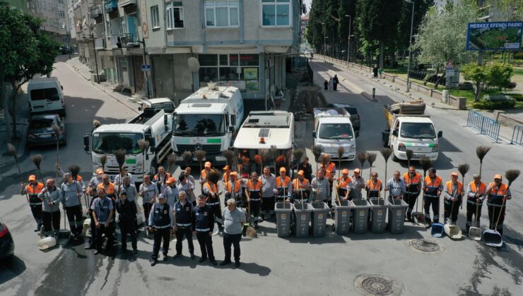 Zeytinburnu sokaklarında serinleten yaz temizliği