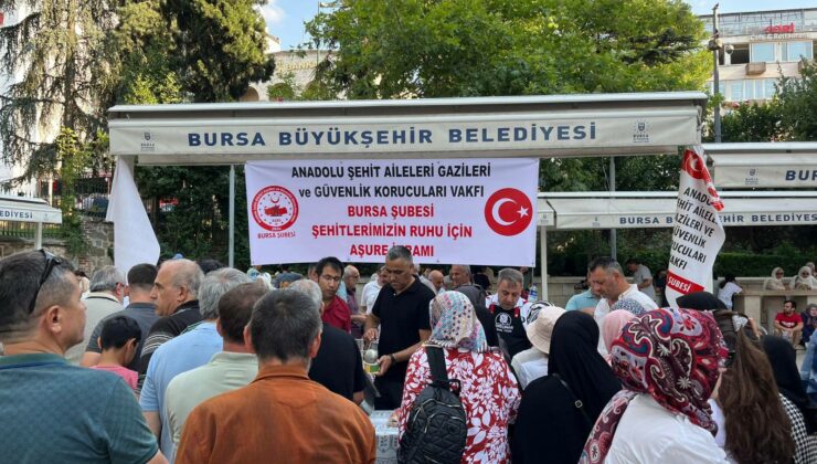 Bursa Ulu Camide şehitlerin hatırasına aşure dağıtıldı